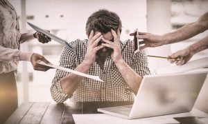 كيف يمكن للمرء أن يحتفظ بهدوئه في حال واجه ضغوطا في مكان العمل؟
