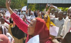 اليوم..لجنة المعلمين تنفذ وقفة احتجاجية أمام وزارة التربية للمطالبة باقالة الوزير