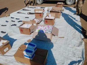 ضبط أسلحة وذخيرة وأدوية مهربة بالجزيرة