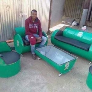 شاب سوداني يقوم بتحويل البراميل القديمه الي اثاثات جميله
