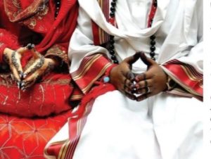 سيدة سودانية تفاجئ أسرة شاب وتطلبه للزواج من ابنتها